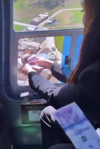 'Epa Colombia' arma polémica al lanzar billetes desde helicóptero 1 'Epa Colombia' arma polémica al lanzar billetes desde helicóptero Si hay una influenciadora que no se cansa de dar de qué hablar es Daneidy Barrera, más conocida como 'Epa Colombia', quien en el inicio de esta semana protagonizó un hecho bastante llamativo, en el que hizo derroche del dinero que le está dejando su próspero negocio de keratinas.