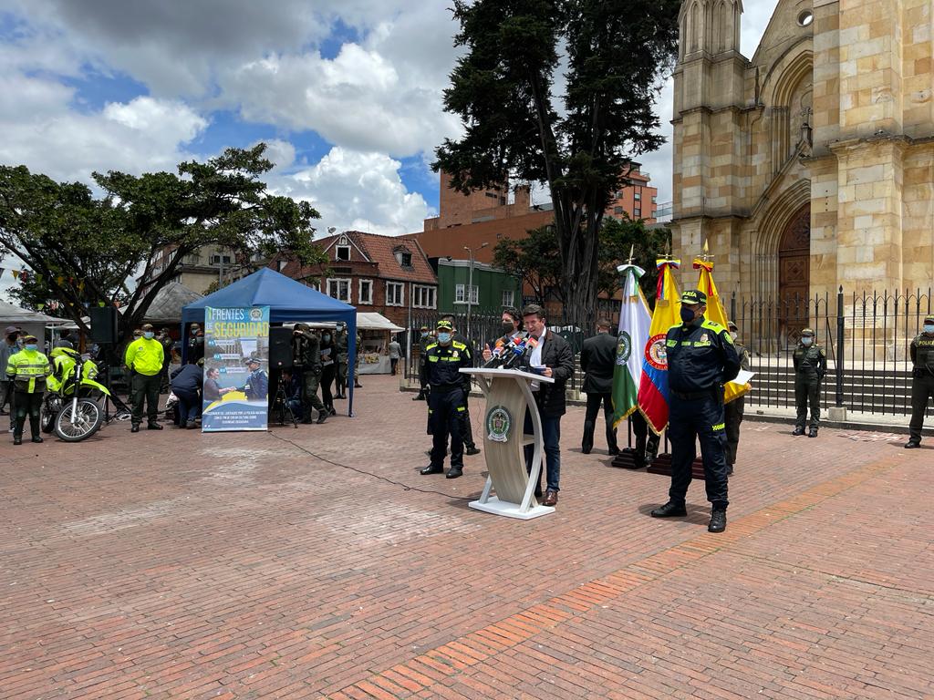 Con cuatro comandos operativos se les hará frente a los motoladrones Este viernes en la Plaza de Lourdes, corazón de la localidad de Chapinero, el Ministerio de Defensa y la Policía Nacional activaron el nuevo escuadrón móvil anti motoladrones, para enfrentar a los pillos que vienen delinquiendo bajo esta modalidad.
