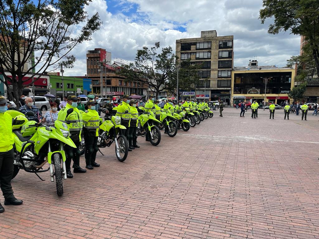 Con cuatro comandos operativos se les hará frente a los motoladrones Este viernes en la Plaza de Lourdes, corazón de la localidad de Chapinero, el Ministerio de Defensa y la Policía Nacional activaron el nuevo escuadrón móvil anti motoladrones, para enfrentar a los pillos que vienen delinquiendo bajo esta modalidad.
