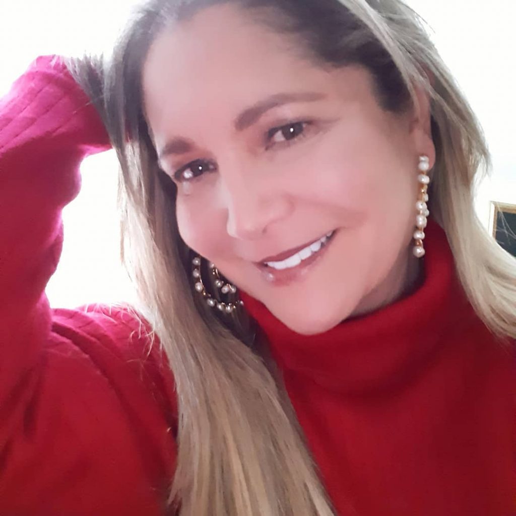 Divas aspiraron a la política y se quemaron 2 Divas aspiraron a la política y se quemaron En épocas electorales de todo puede pasar. Y en condiciones de división política como la que se vive actualmente en el país, los partidos buscan por todos los medios convencer al pueblo de ser la mejor opción, aunque a veces esas alternativas sean sorpresivas por tratarse de personas que se han dado a conocer en escenarios muy, pero muy alejados del político.
