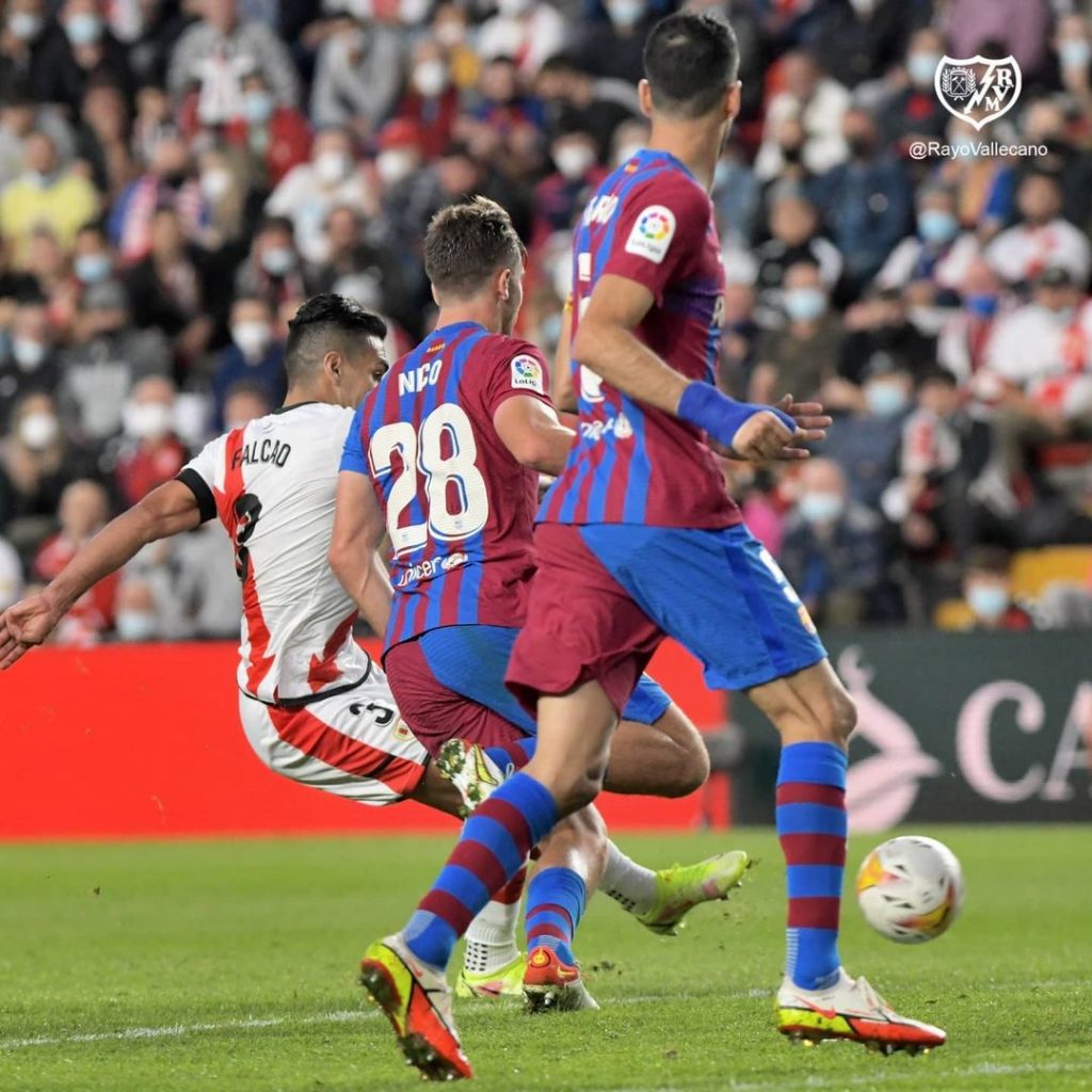 Falcao se bailó a Piqué y le anotó un golazo al Barcelona 1 Falcao se bailó a Piqué y le anotó un golazo al Barcelona Con la calidad que siempre lo caracteriza, y en una jugada calcada a otras con las que ha puesto a celebrar a sus seguidores, el goleador colombiano Radamel Falcao García acaba de anotarle un golazo al Barcelona en la victoria parcial del Rayo Vallecano 1-0 contra el Barcelona.