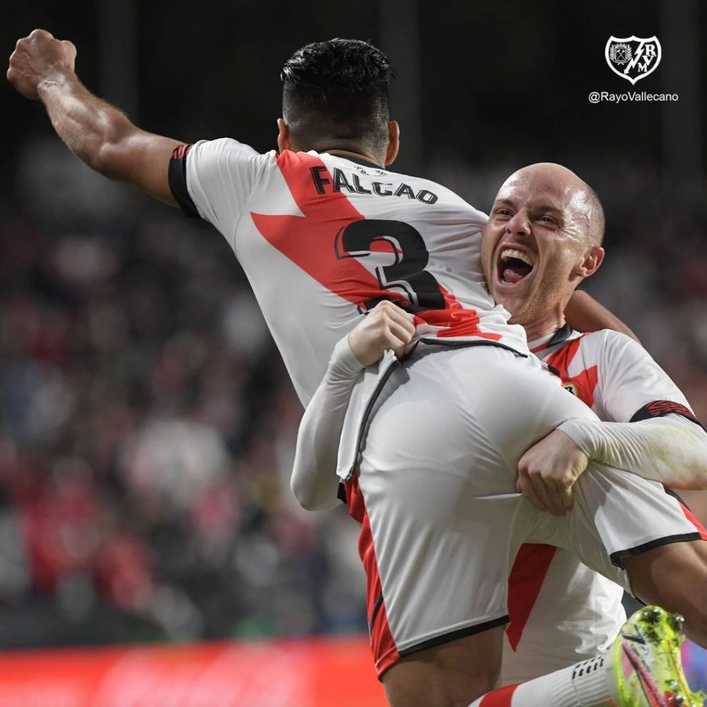 ¡Qué grande Falcao! Con su golazo Rayo le ganó al Barcelona 3 ¡Qué grande Falcao! Con su golazo Rayo le ganó al Barcelona Muy emocionados estamos los seguidores de Radamel Falcao García, pues el goleador colombiano hizo la anotación con la que el Rayo Vallecano acaba de vencer por 1-0 al Barcelona en partido de la jornada 11 de la Liga de España.