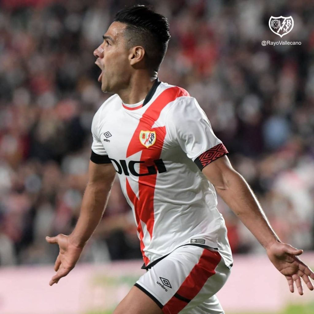 Tras derrota con gol de Falcao, Barcelona echó a Koeman El técnico Ronald Koeman acaba de ser destituido como entrenador del Barcelona, tras la derrota de este miércoles 1-0 contra el&nbsp;Rayo&nbsp;Vallecano, con golazo del colombiano Radamel Falcao García, esto en partido de la jornada 11 de la Liga de España, informó el club azulgrana.