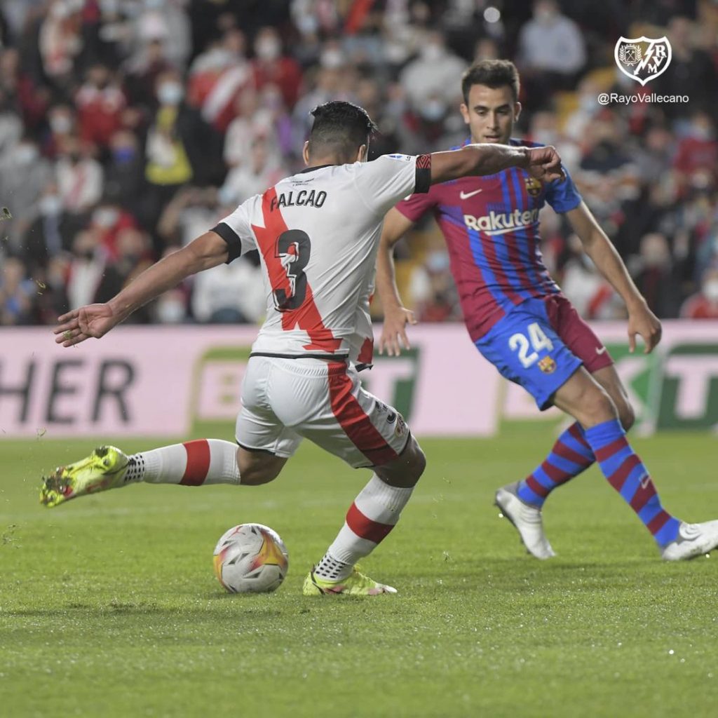 ¡Qué grande Falcao! Con su golazo Rayo le ganó al Barcelona 2 ¡Qué grande Falcao! Con su golazo Rayo le ganó al Barcelona Muy emocionados estamos los seguidores de Radamel Falcao García, pues el goleador colombiano hizo la anotación con la que el Rayo Vallecano acaba de vencer por 1-0 al Barcelona en partido de la jornada 11 de la Liga de España.