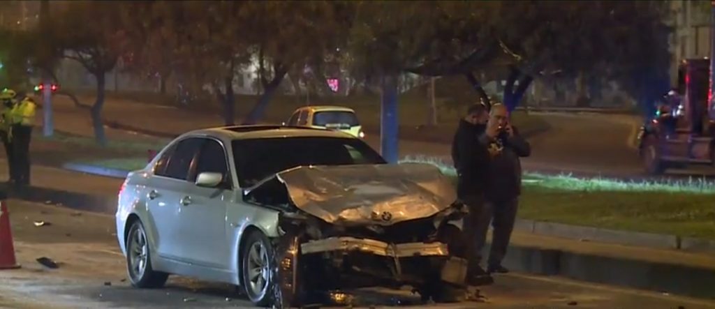Heridos en accidente por choque con funcionarios de la Fiscalía 1 Heridos en accidente por choque con funcionarios de la Fiscalía A tempranas horas de este viernes se presentó un fuerte accidente de tránsito en la Avenida de Las Américas con carrera 67, cuando un vehículo de alta gama chocó contra otro, en el que viajaba una familia. Al parecer, los causantes del accidente serían funcionarios de la Fiscalía en estado de alicoramiento.