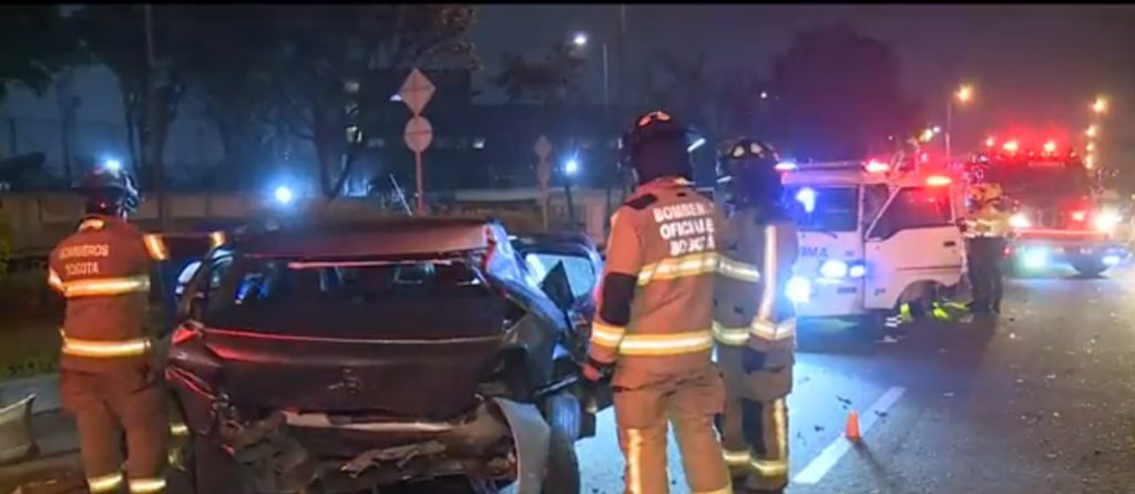 Heridos en accidente por choque con funcionarios de la Fiscalía 2 Heridos en accidente por choque con funcionarios de la Fiscalía A tempranas horas de este viernes se presentó un fuerte accidente de tránsito en la Avenida de Las Américas con carrera 67, cuando un vehículo de alta gama chocó contra otro, en el que viajaba una familia. Al parecer, los causantes del accidente serían funcionarios de la Fiscalía en estado de alicoramiento.