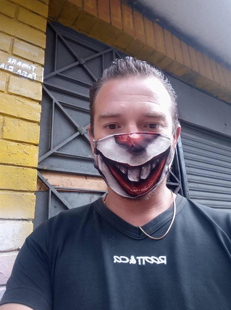Doble homicidio de vendedores de autopartes en el Restrepo En medio de la soledad y el silencio que se vive en una de las principales calles del barrio Restrepo (en Antonio Nariño) una vez cae la noche, una patrulla de la Policía encontró tendidos sobre el andén los cuerpos inertes de dos hombres, con lago hemático a su alrededor. Se trataban de José Guillermo Bejarano Urrego y Wílmar Arias Quintero.