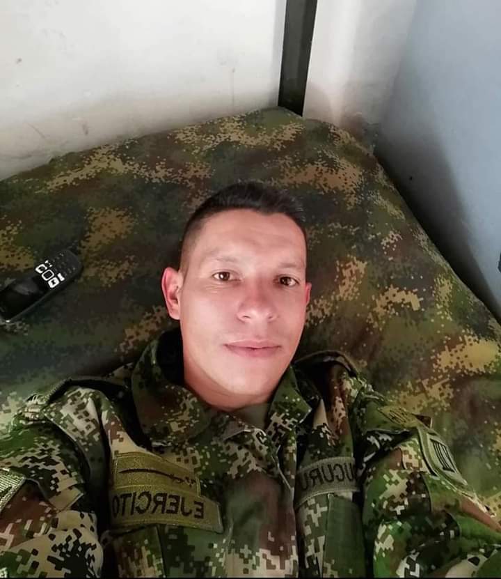 Por defender a una pareja en robo asesinaron al soldado Bucurú El instinto protector y la intención de ayudar al prójimo siempre, fuera la situación que fuera, llevaron al soldado José Luis Bucurú Ariza a enfrentarse a tres delincuentes que estaban atracando a una pareja, todo por defenderlos y evitar que ellos fueran víctimas de estos bandidos.Lo que no esperó fue que en medio del forcejeo, uno de los sujetos que sostenía un revólver iba a tener las agallas de dispararle y ponerle fin a su vida, acabando así con la alegría de sus seres queridos.