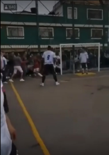 EN VIDEO: Golazo de chilena en un partido de banquitas 1 EN VIDEO: Golazo de chilena en un partido de banquitas Cada fin de semana en cientos de canchas de microfútbol de Bogotá, especialmente de barrios del sur, se congregan equipos aficionados con jugadores que deslumbran por su talento, y claro, por sus golazos.