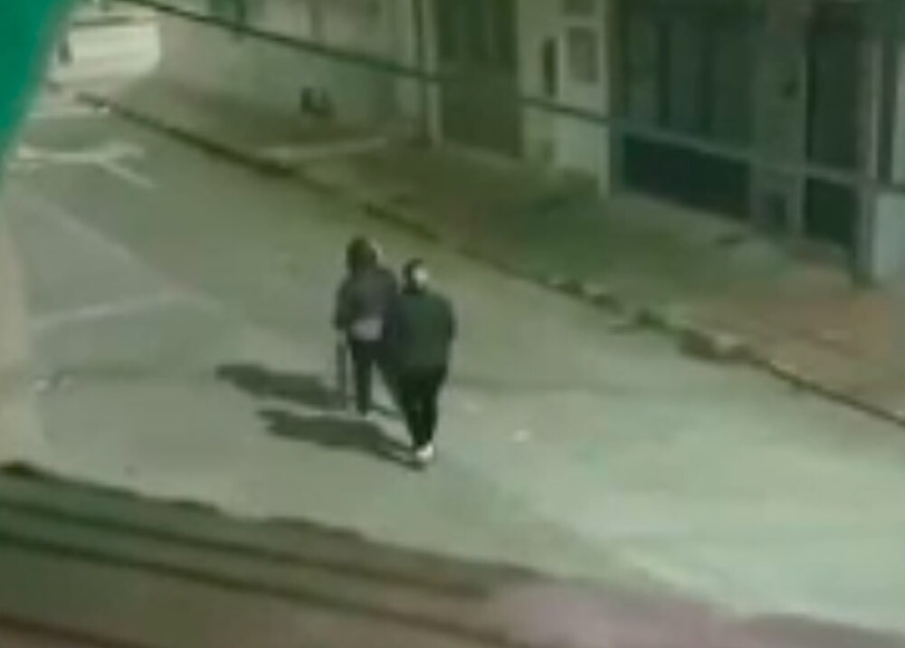Misterio en Kennedy por personas que caminan para atrás Asustados se encuentran los habitantes del barrio Catalina segundo sector, en la localidad de Kennedy, tras haber visto en varias oportunidades a un hombre y una mujer tomados de la mano y caminando a medianoche de para atrás, por las calles del vecindario.