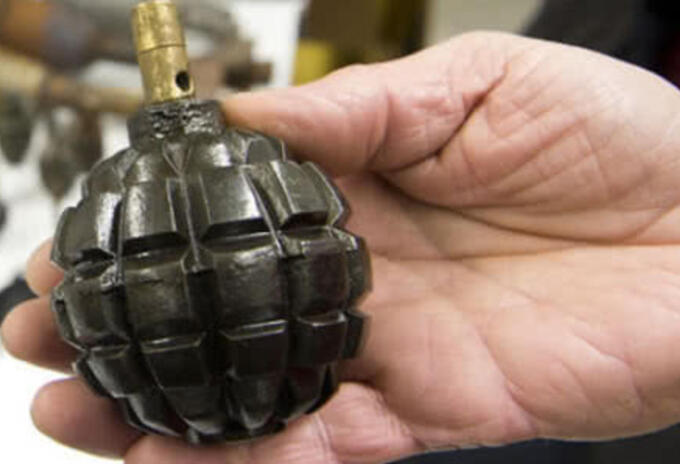 Lo requisaron y le hallaron granadas en los canzoncillos 1 Lo requisaron y le hallaron granadas en los canzoncillos En las últimas horas las autoridades informaron sobre la captura de un joven de 26 años que transportaba en sus calzoncillos dos granadas. De acuerdo con la información suministrada por las autoridades, el joven caminaba de manera nerviosa y apresurada por las calles de la localidad de Suba, cuando los uniformados, al notar su extraño comportamiento, le pidieron una requisa.