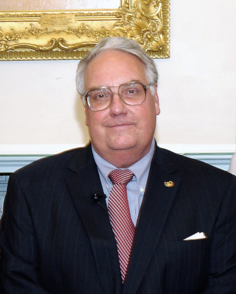 Por millonarias donaciones le dieron la nacionalidad colombiana 2 Por millonarias donaciones le dieron la nacionalidad colombiana El millonario estadounidense Howard Buffett recibió la nacionalidad colombiana de manos del presidente Iván Duque, quien expresó su agradecimiento por las donaciones del filántropo al país.