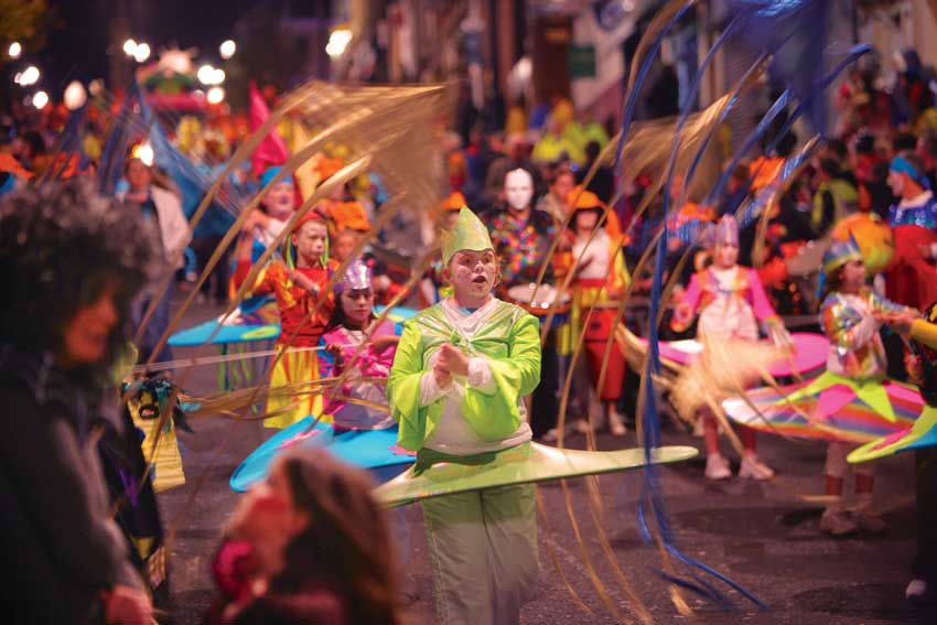 En estos cuatro países así celebran el Halloween El 31 de octubre se ha convertido en una celebración tradicional en cientos de países en todo el mundo, en estas fechas tanto niños como adultos salen a las calles a lucir sus disfraces para pedir dulces o simplemente para pasar un día agradable junto a amigos y familiares como sucede en Colombia. Una celebración que inició para conmemorar a los muertos, pero con el pasar de los