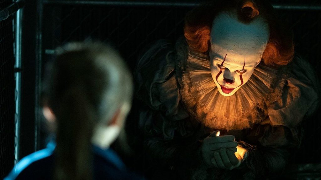Payaso de ‘La cosa’ Asusta en ciudad mexicana 1 Payaso de ‘La cosa’ Asusta en ciudad mexicana Al mejor estilo de la película de terror ‘La cosa’, un bromista en la ciudad de Nuevo León (México) se disfrazó del icónico payaso de la película y, para completar el chico, decidió esconderse en una de las alcantarillas para asustar a los transeúntes que paseaban por el lugar. Aunque la broma a primera vista resultaba inofensiva, los vecinos del lugar publicaron alertas en sus redes sociales sobre un presunto malhechor, vestido de payaso, que estaba intentando lastimar y hasta robar a las víctimas. Afortunadamente, el malentendido fue aclarado y la pesada broma tuvo que ser detenida.