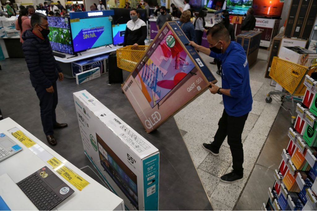 Transacciones electrónicas reportan ventas por $120 mil millones 2 Transacciones electrónicas reportan ventas por $120 mil millones Con éxito se cumple la primera jornada de los tres días sin IVA que dispuso el Gobierno Nacional, la cual arrancó desde la media noche y se extenderá a lo largo del día en el país para las ventas físicas y por internet.