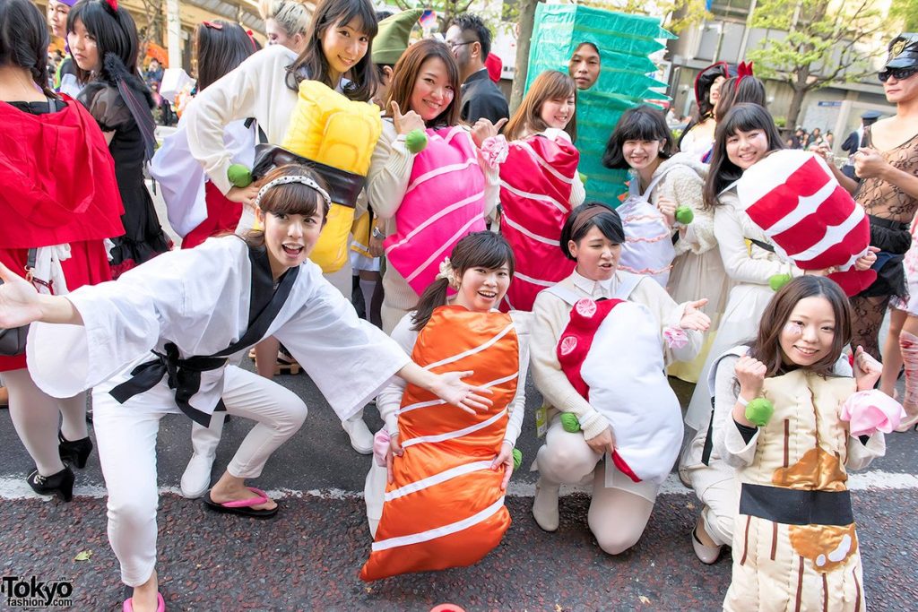En estos cuatro países así celebran el Halloween El 31 de octubre se ha convertido en una celebración tradicional en cientos de países en todo el mundo, en estas fechas tanto niños como adultos salen a las calles a lucir sus disfraces para pedir dulces o simplemente para pasar un día agradable junto a amigos y familiares como sucede en Colombia. Una celebración que inició para conmemorar a los muertos, pero con el pasar de los