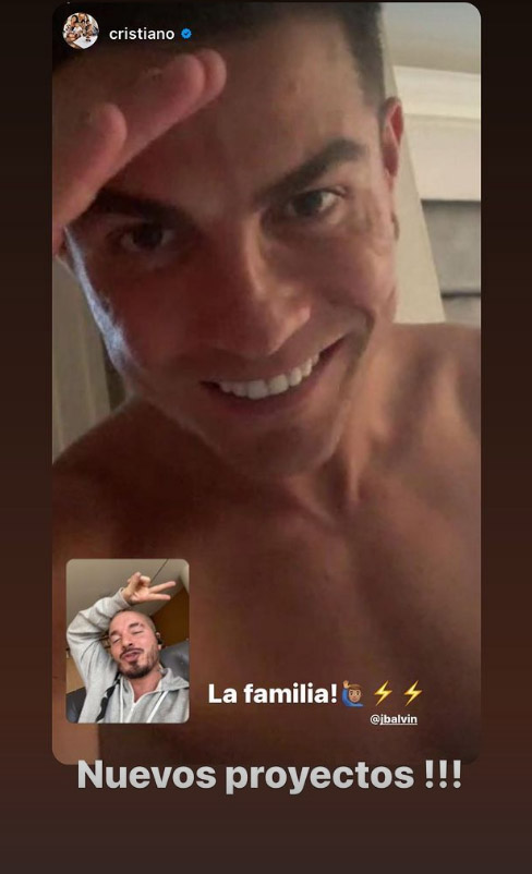 Intriga por anuncio de J Balvin de nuevos proyectos con el CR7 2 Intriga por anuncio de J Balvin de nuevos proyectos con el CR7 Parece que la polémica que desató J Balvin con su canción ‘Perra’ ha quedado atrás, y ahora ha sembrado la intriga entre sus seguidores y los del crack del fútbol Cristiano Ronaldo, tras una publicación en su cuenta de Instagram, en la que se ve a los dos en una videollamada.