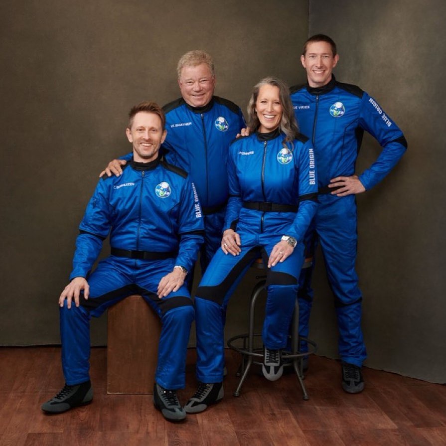 Legendario actor de 90 años, el más longevo en viajar al espacio 1 Legendario actor de 90 años, el más longevo en viajar al espacio William Shatner, astro de 'Star Trek' y uno de los personajes más reconocidos de la ciencia ficción, se convirtió este miércoles en el viajero espacial más longevo, al participar en la segunda misión tripulada de Blue Origin, que consideró una de las experiencias más profundas de su vida.