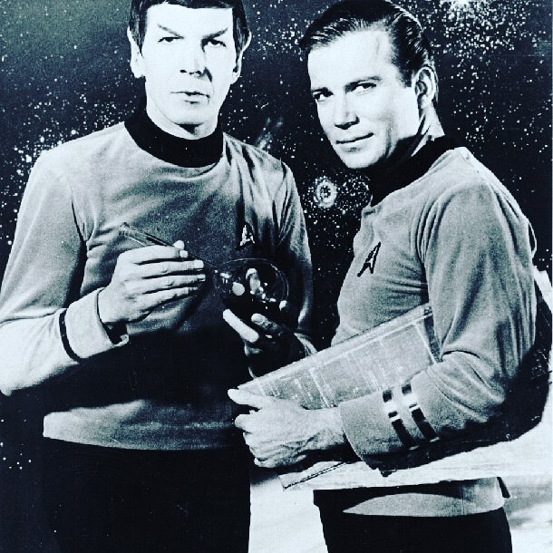 Legendario actor de 90 años, el más longevo en viajar al espacio 3 Legendario actor de 90 años, el más longevo en viajar al espacio William Shatner, astro de 'Star Trek' y uno de los personajes más reconocidos de la ciencia ficción, se convirtió este miércoles en el viajero espacial más longevo, al participar en la segunda misión tripulada de Blue Origin, que consideró una de las experiencias más profundas de su vida.