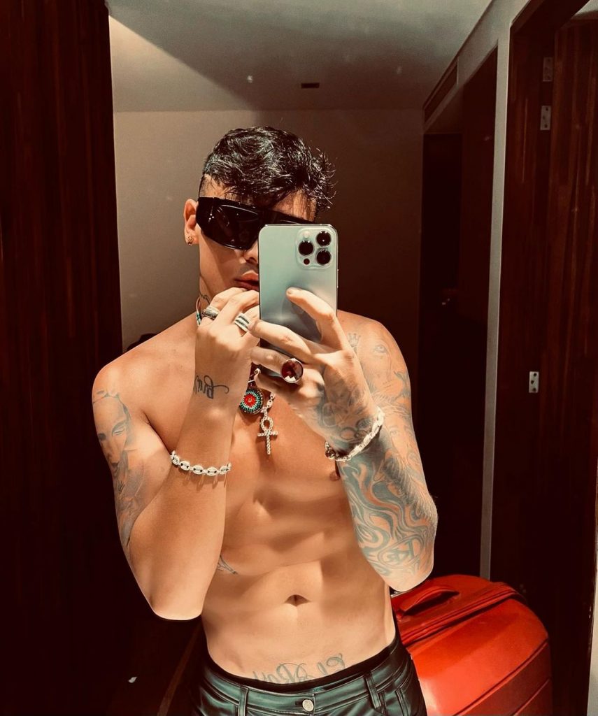 Kevin Roldán, una cajita de sorpresas 2 Kevin Roldán, una cajita de sorpresas Si hay un artista que siempre ha dado de qué hablar, para bien o para mal, es Kevin Roldán, quien alcanzó la fama siendo tan solo un menor de edad.