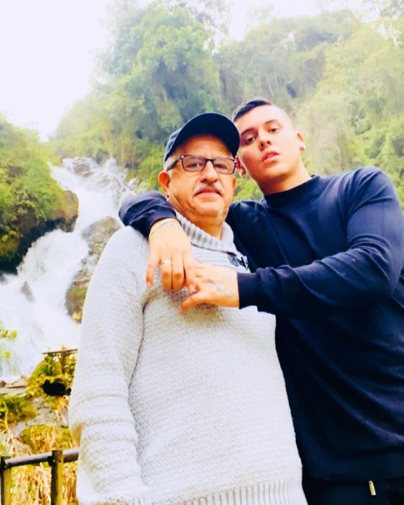 Kevin Roldán, una cajita de sorpresas 3 Kevin Roldán, una cajita de sorpresas Si hay un artista que siempre ha dado de qué hablar, para bien o para mal, es Kevin Roldán, quien alcanzó la fama siendo tan solo un menor de edad.