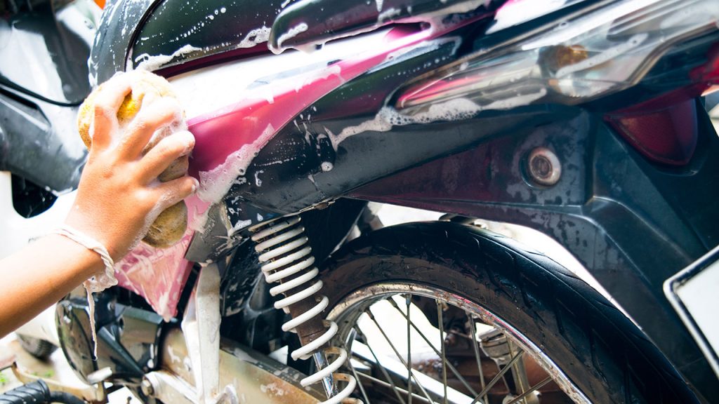 Lave y cuide su motico fácil 3 Lave y cuide su motico fácil Hay quienes prefieren lavar la moto en su casa para ahorrarse unos cuantos pesos y, de paso, asegurarse de que a su nave no le suceda absolutamente nada.