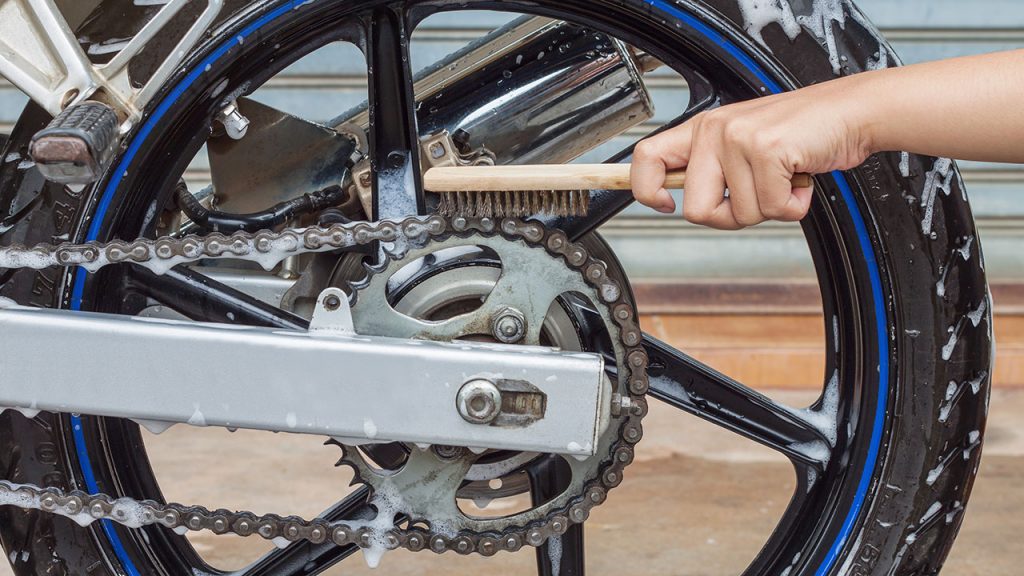 Lave y cuide su motico fácil 4 Lave y cuide su motico fácil Hay quienes prefieren lavar la moto en su casa para ahorrarse unos cuantos pesos y, de paso, asegurarse de que a su nave no le suceda absolutamente nada.