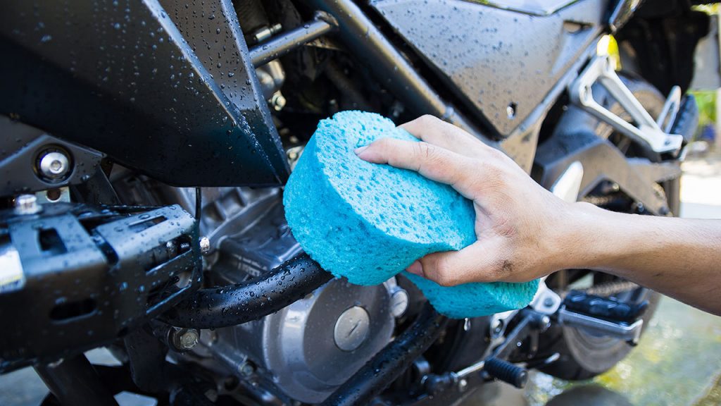 Lave y cuide su motico fácil 6 Lave y cuide su motico fácil Hay quienes prefieren lavar la moto en su casa para ahorrarse unos cuantos pesos y, de paso, asegurarse de que a su nave no le suceda absolutamente nada.