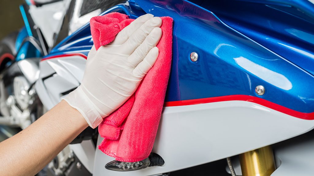 Lave y cuide su motico fácil 7 Lave y cuide su motico fácil Hay quienes prefieren lavar la moto en su casa para ahorrarse unos cuantos pesos y, de paso, asegurarse de que a su nave no le suceda absolutamente nada.