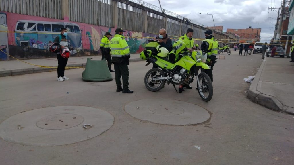 Bala por la espalda cerca a Corabastos La soleada mañana de ayer comenzó con un agitado homicidio detrás de la gran central de Corabastos en Kennedy. Las cuentas clandestinas de líneas de microtráfico y relacionadas con el bajo mundo se siguen pagando con sangre, a todas horas, en el barrio María Paz, esta vez cerca a la puerta 6 de la reconocida central de alimentos.