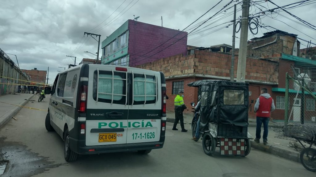 Bala por la espalda cerca a Corabastos La soleada mañana de ayer comenzó con un agitado homicidio detrás de la gran central de Corabastos en Kennedy. Las cuentas clandestinas de líneas de microtráfico y relacionadas con el bajo mundo se siguen pagando con sangre, a todas horas, en el barrio María Paz, esta vez cerca a la puerta 6 de la reconocida central de alimentos.