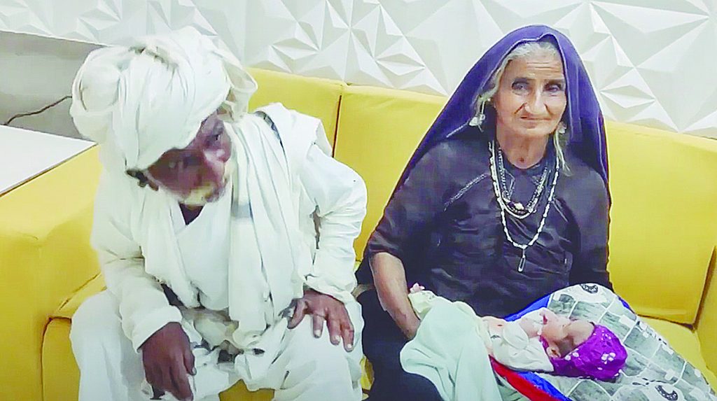 Mujer en la India trajo un hijo al mundo a sus 70 años 1 Mujer en la India trajo un hijo al mundo a sus 70 años La agencia rusa Sputnik sorprendió al revelar en las últimas horas una historia de la India, donde una mujer llamada Jivunben Rabari, de 70 años de edad, se acaba de convertir en mamá primeriza.