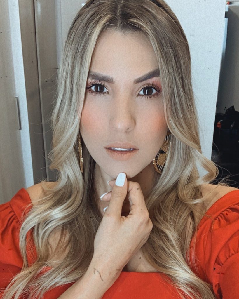 La bella María Juliana, feliz con Bingos Felices En 2013, María Juliana Correa se ganó el concurso Chica HTV, en el que competían jovencitas de Venezuela y Colombia para ser la conductora del canal. “Yo me lo gané, y a partir de ahí comenzó mi carrera en la televisión”, recuerda la antioqueña, que desde hace un par de semanas es la presentadora de 'Bingos Felices', la sección de 'Sábados Felices' en la que los televidentes pueden jugar y ganarse hasta 180 millones de pesos por programa.