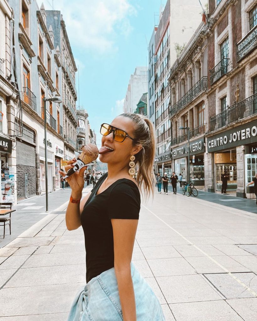 La bella María Juliana, feliz con Bingos Felices En 2013, María Juliana Correa se ganó el concurso Chica HTV, en el que competían jovencitas de Venezuela y Colombia para ser la conductora del canal. “Yo me lo gané, y a partir de ahí comenzó mi carrera en la televisión”, recuerda la antioqueña, que desde hace un par de semanas es la presentadora de 'Bingos Felices', la sección de 'Sábados Felices' en la que los televidentes pueden jugar y ganarse hasta 180 millones de pesos por programa.