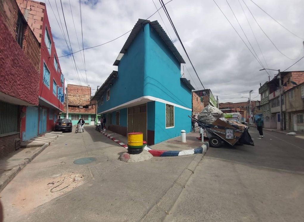 Ataque a plomo en el María Paz Sobrevivir a un atentado en el renombrado barrio María Paz debería ser toda una proeza, pues los ataques que allí se presentan cada semana acaban regularmente en muerte. Este es el caso de un habitante de este sector, quien sobrevivió a un fuerte ataque a plomo que se presentó en una de las calles principales, aledañas a los muros elevados que encierran la Central de Abastos.