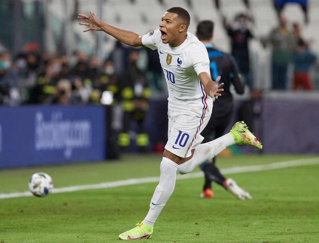Mbappé, Haaland, Messi, CR7 y los demás candidatos al Balón de Oro 1 Mbappé, Haaland, Messi, CR7 y los demás candidatos al Balón de Oro Lionel Messi, seis veces galardonado, Kylian Mbappé, Neymar, Karim Benzema, Jorginho, y Cristiano Ronaldo figuran en la lista de 30 aspirantes al Balón de Oro, desvelada este viernes por la revista France Football.