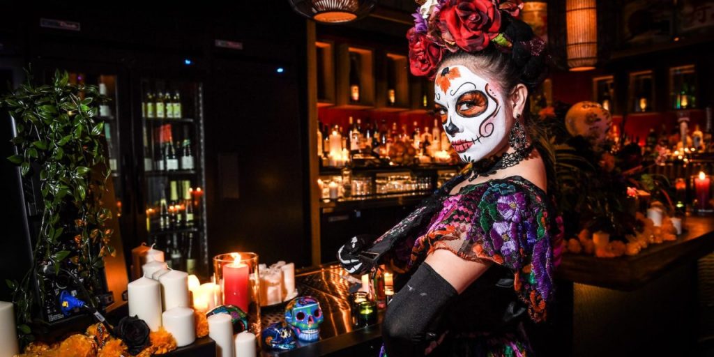 En estos cuatro países así celebran el Halloween El 31 de octubre se ha convertido en una celebración tradicional en cientos de países en todo el mundo, en estas fechas tanto niños como adultos salen a las calles a lucir sus disfraces para pedir dulces o simplemente para pasar un día agradable junto a amigos y familiares como sucede en Colombia. Una celebración que inició para conmemorar a los muertos, pero con el pasar de los