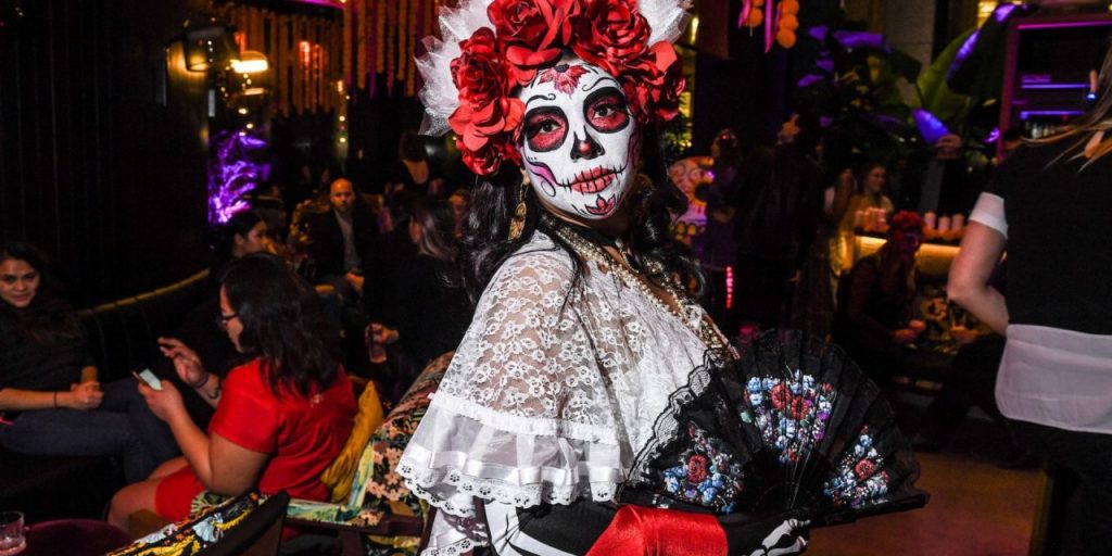 En estos cuatro países así celebran el Halloween El 31 de octubre se ha convertido en una celebración tradicional en cientos de países en todo el mundo, en estas fechas tanto niños como adultos salen a las calles a lucir sus disfraces para pedir dulces o simplemente para pasar un día agradable junto a amigos y familiares como sucede en Colombia. Una celebración que inició para conmemorar a los muertos, pero con el pasar de los
