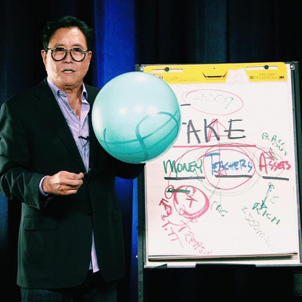 Así ve el futuro el millonario Robert Kiyosaki Un hombre como Robert Kiyosaki no requiere de mucha presentación. A sus 74 años, este estadounidense se ha hecho famoso gracias a sus libros de inversiones y finanzas en los cuales, de manera sencilla y directa, explica a su público cómo usar el billete de forma inteligente para, de esta manera, asegurar su futuro y el de sus familiares.
