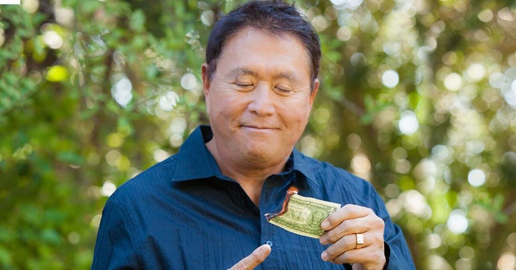 Así ve el futuro el millonario Robert Kiyosaki Un hombre como Robert Kiyosaki no requiere de mucha presentación. A sus 74 años, este estadounidense se ha hecho famoso gracias a sus libros de inversiones y finanzas en los cuales, de manera sencilla y directa, explica a su público cómo usar el billete de forma inteligente para, de esta manera, asegurar su futuro y el de sus familiares.