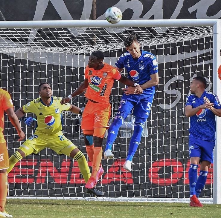 Dos muchachitos de 17 años le hicieron la 'fiesta' a Millos Con la confianza de haber clasificado a los cuadrangulares semifinales, Millonarios presentó este martes una nómina alterna para enfrentar al Envigado en el Estadio Polideportivo Sur, por la fecha 16 de la Liga BetPlay, pero no le alcanzó. El equipo azul fue derrotado 2-1 en suelo paisa.