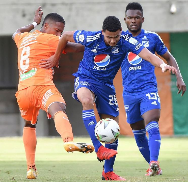 Dos muchachitos de 17 años le hicieron la 'fiesta' a Millos Con la confianza de haber clasificado a los cuadrangulares semifinales, Millonarios presentó este martes una nómina alterna para enfrentar al Envigado en el Estadio Polideportivo Sur, por la fecha 16 de la Liga BetPlay, pero no le alcanzó. El equipo azul fue derrotado 2-1 en suelo paisa.