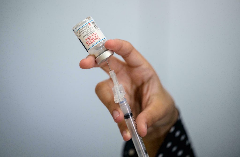 Moderna aseguró que su vacuna es segura para aplicar en niños 2 Moderna aseguró que su vacuna es segura para aplicar en niños Este lunes, la farmacéutica Moderna informó que durante los ensayos que están realizando a su vacuna, identificaron que el biológico es efectivo y seguro para aplicarse en niños entre los 6 y los 11 años.