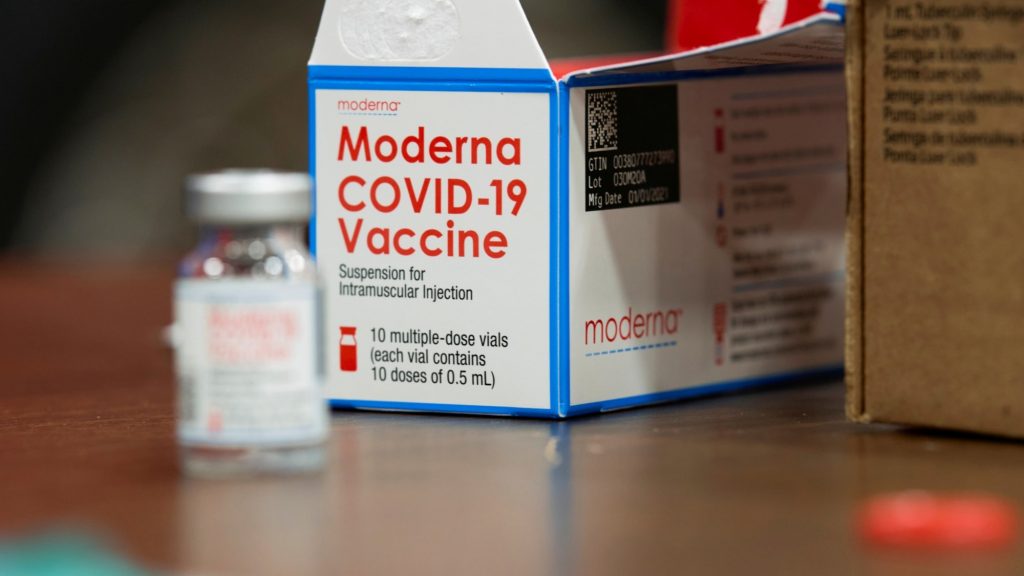 Moderna aseguró que su vacuna es segura para aplicar en niños 1 Moderna aseguró que su vacuna es segura para aplicar en niños Este lunes, la farmacéutica Moderna informó que durante los ensayos que están realizando a su vacuna, identificaron que el biológico es efectivo y seguro para aplicarse en niños entre los 6 y los 11 años.