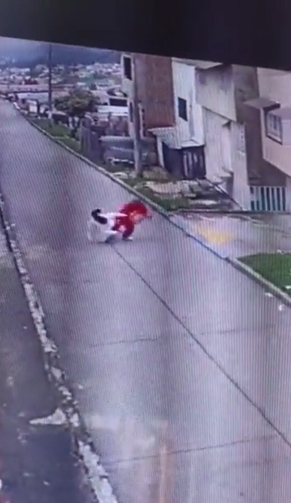 Capturan a ladrón tras robar con violencia a monja en Los Laches 2 Capturan a ladrón tras robar con violencia a monja en Los Laches Los criminales en Bogotá no tienen piedad de nadie, eso quedó demostrado en un video dado a conocer en las últimas horas por la Policía Metropolitana, en el que se ve a un delincuente robando de forma violenta a una monja.