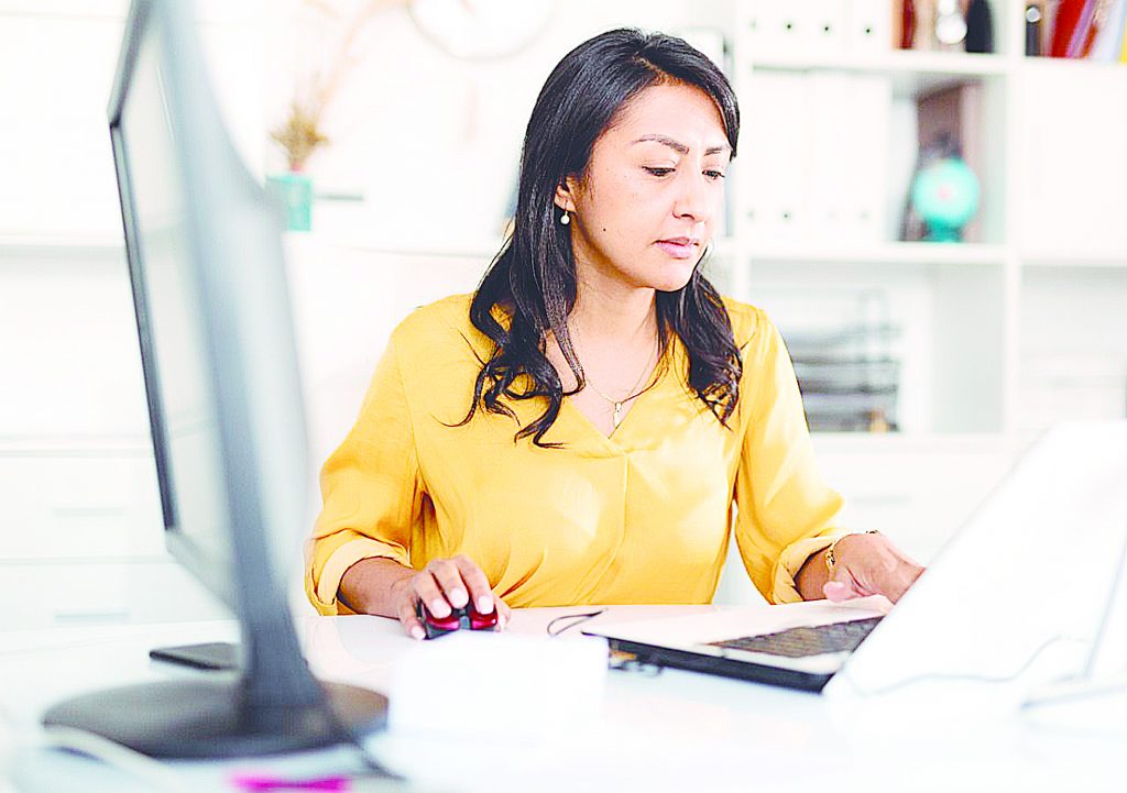 Capacitan a 15.000 mujeres en teletrabajo 2 Capacitan a 15.000 mujeres en teletrabajo El trabajo remoto llegó para quedarse. Y es que muchas empresas dan fe de un mayor rendimiento de ciertas tareas cuando los empleados están en casa y eso, además, disminuye costos como el arriendo de una oficina.