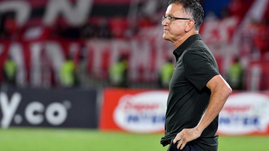 Osorio debe clasificar a América a cuadrangulares, si no, se va 1 Osorio debe clasificar a América a cuadrangulares, si no, se va América decidió que Juan Carlos Osorio seguirá como director técnico, pero si no clasifica a los cuadrangulares semifinales, el contrato se rescindirá por mutuo acuerdo.