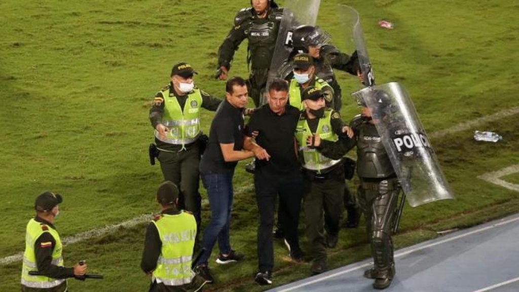 Osorio debe clasificar a América a cuadrangulares, si no, se va 2 Osorio debe clasificar a América a cuadrangulares, si no, se va América decidió que Juan Carlos Osorio seguirá como director técnico, pero si no clasifica a los cuadrangulares semifinales, el contrato se rescindirá por mutuo acuerdo.