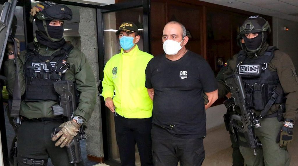 Alias 'Otoniel' será extraditado a los Estados Unidos 2 Alias 'Otoniel' será extraditado a los Estados Unidos El próximo destino del capo del narcotráfico más buscado de Colombi, Dairo Antonio Úsuga David, alias Otoniel, ya está escrito: en el próximo mes, según aseguró el ministro de Justicia, Wilson Ruiz, se adelantarán los trámites para que este antioqueño de 50 años responda por su prontuario delictivo –de más de de tres décadas– ante las autoridades de los Estados Unidos, donde tres cortes solicitaron su extradición.