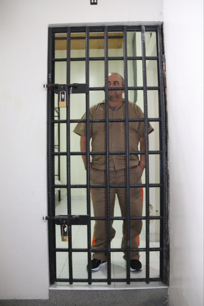 'Otoniel' encerrado en un calabozo, así lo mostró Duque En las últimas horas el presidente de la República, Iván Duque, dio a conocer las primeras imágenes de Dairo Antonio Úsuga, alias 'Otoniel' tras las rejas y las acompañó de un fuerte mensaje.